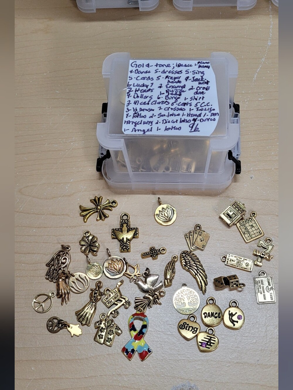 Charms >500 for Crafts Jewelry Making Gifts Silver Gold & Copper Tones Like New